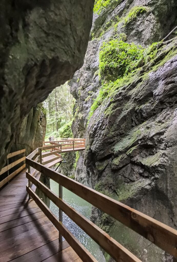 Das Alploch - der schmale Einstieg durch die Felsen in der Alplochschlucht