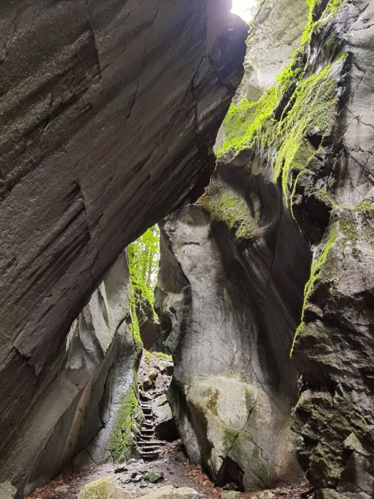 Ein schmaler Weg führt die schmalen Felsen im Kirchle