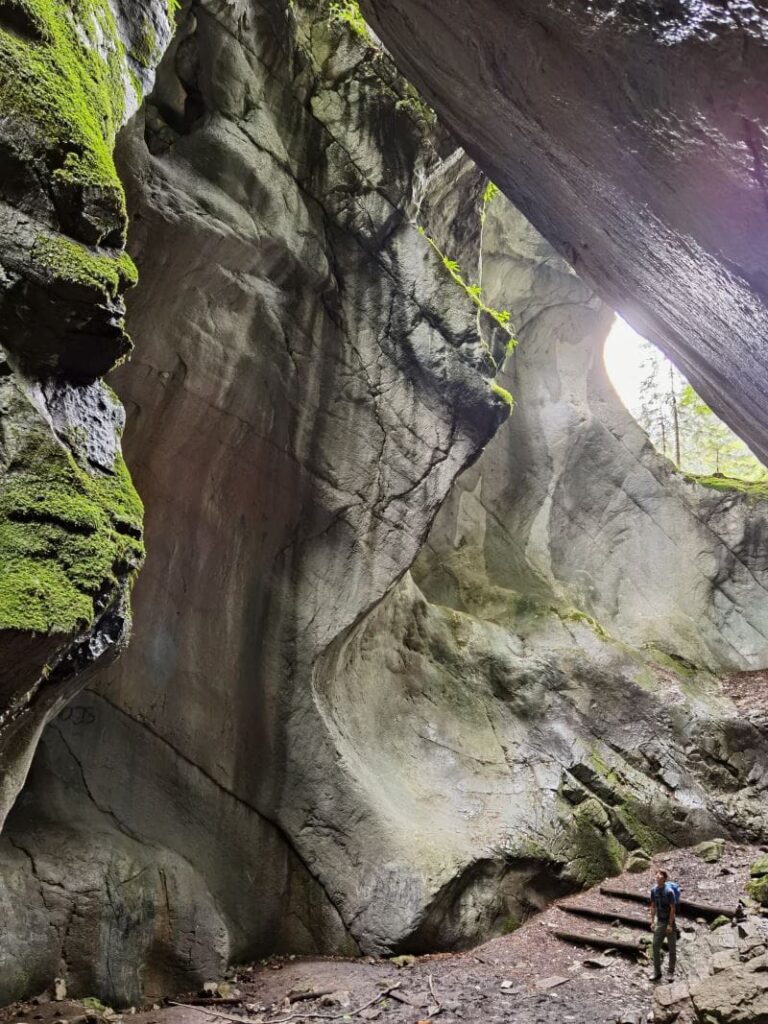 Eine riesige Halle mitten in den Felsen - gigantisches Naturwunder Kirchle
