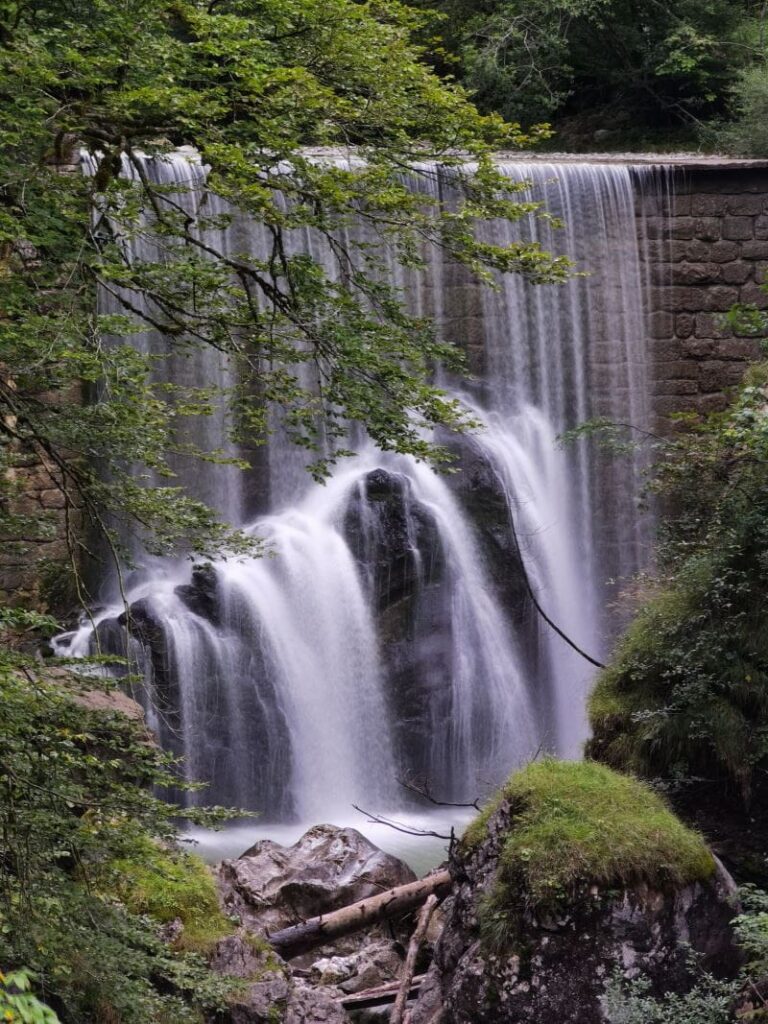 Der Rappenloch Wasserfall am Eingang in die Klamm