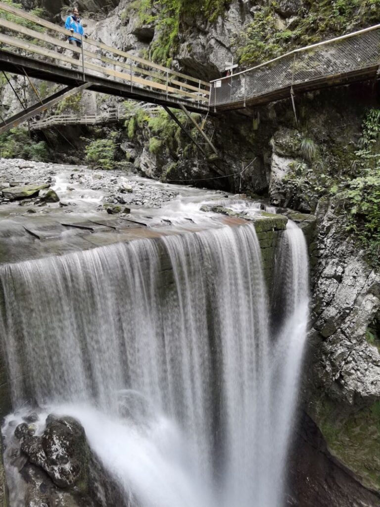 Die Rappenlochschlucht Wanderung führt an imposanten Wasserfällen vorbei
