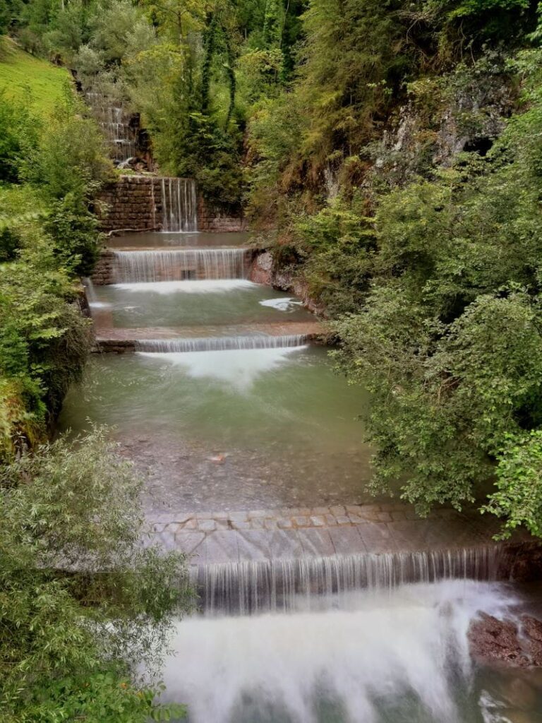 Magische Wasserspiele direkt neben dem Steig in der Rappenlochschlucht