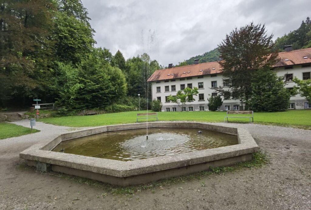 Auf dem Weg in die Rappenlochschlucht kommst du an der ehemaligen Textilfabrik vorbei