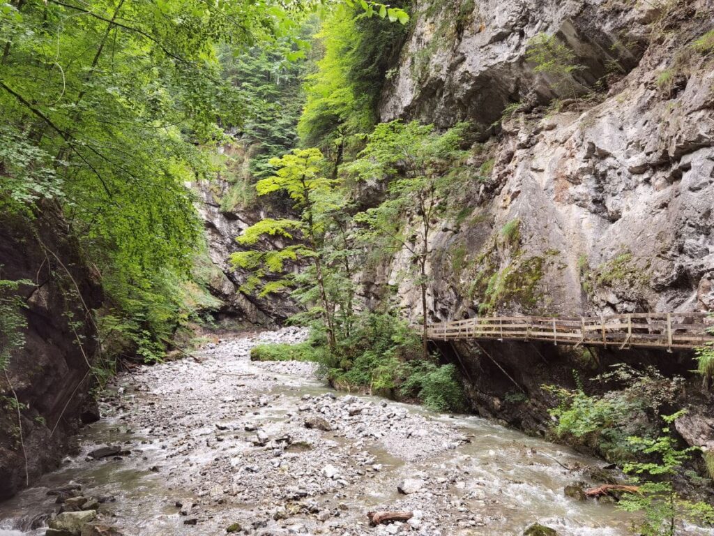 In der Rappenlochschlucht wandern - das ist der ehemalige Steig Richtung Staufensee. Seit dem Felssturz gesperrt.